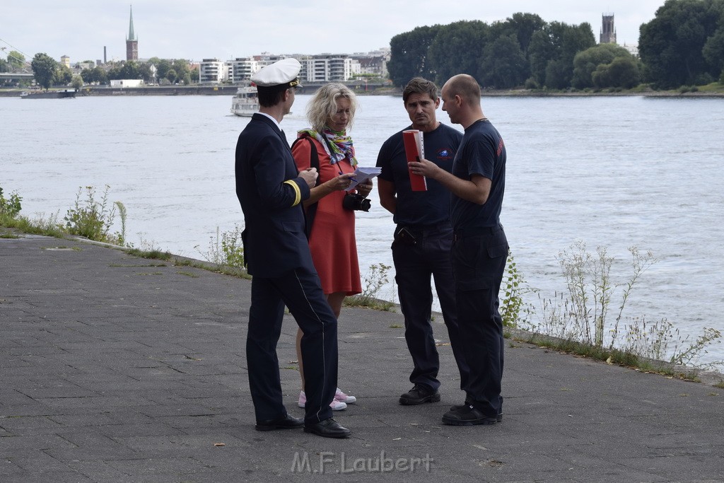 Uebung BF Taucher und Presse Koeln Zoobruecke Rhein P423.JPG - Miklos Laubert